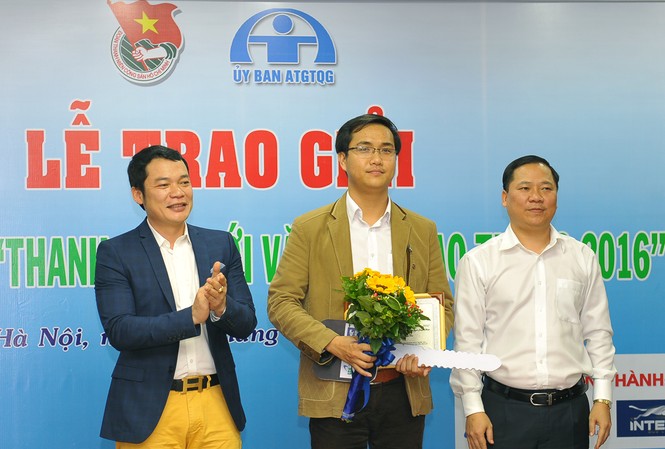 Ứng dụng học luật giao thông trên Google Maps đạt giải nhất cuộc thi về giao thông Tác giả Nguyễn Quyết Thắng (giữa ảnh) nhận giải nhất cuộc thi