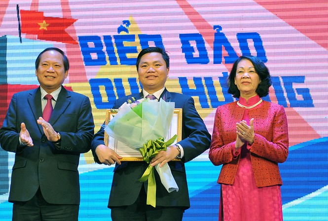 Du học sinh Việt đoạt giải nhất cuộc thi viết về chủ quyền biển đảo Bí thư T.Ư Đảng, Trưởng ban Dân vận T.Ư Trương Thị Mai (phải) và Bộ trưởng Bộ TT&TT Trương Minh Tuấn trao giải nhất cho anh Nguyễn Đình Phú