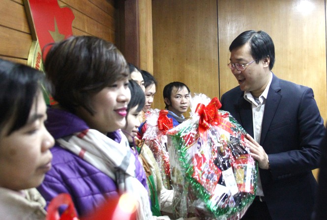 Bí thư thứ nhất T.Ư Đoàn tặng quà Tết công nhân viên có hoàn cảnh khó khăn Bí thư thứ nhất T.Ư Đoàn Lê Quốc Phong trao quà Tết cho cán bộ công nhân viên người lao động có hoàn cảnh khó khăn