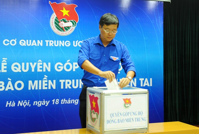 T.Ư Đoàn phát động quyên góp ủng hộ đồng bào lũ lụt miền Trung Bí thư thứ nhất T.Ư Đoàn ủng hộ tại lễ phát động