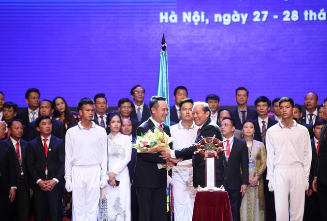 T.Ư Hội Doanh nhân trẻ Việt Nam có Chủ tịch mới Phó Thủ tướng thường trực Trương Hoà Bình tặng hoa chúc mừng tân Chủ tịch T.Ư Hội Doanh nhân trẻ Việt Nam. Ảnh: Như Ý