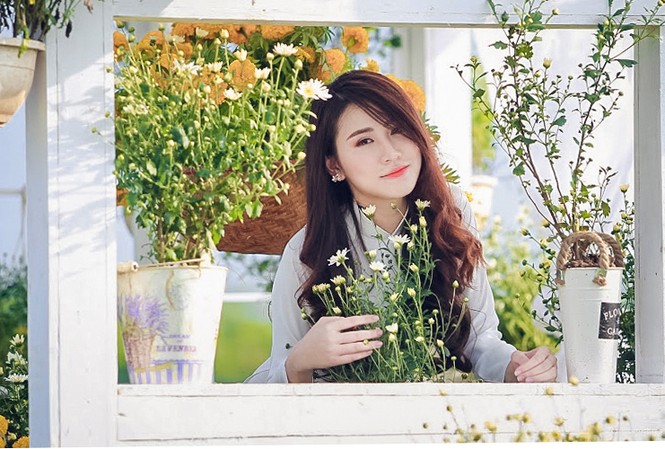 Thiếu nữ Hà thành thả dáng tuyệt đẹp bên cúc hoạ mi Thiếu nữ Hà thành thả dáng tuyệt đẹp bên cúc hoạ mi