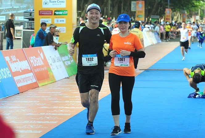 Nụ cười chiến thắng 'đẫm mồ hôi' trên đường chạy Tiền Phong Marathon Nụ cười chiến thắng 'đẫm mồ hôi' trên đường chạy Tiền Phong Marathon