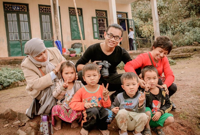 Nam sinh mua đàn ghita bén duyên xây trường cho trẻ vùng cao Sinh viên Chu Đức Trung cùng các trẻ em vùng cao