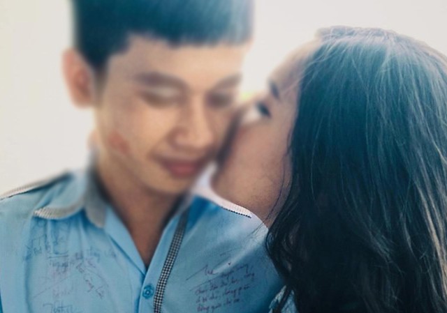 Nữ sinh hôn má các nam sinh trong ngày bế giảng gây 'sốt' mạng Nữ sinh hôn má các nam sinh trong ngày bế giảng gây 'sốt' mạng