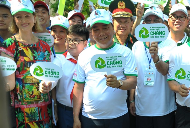 Cậu bé tặng hoa, bắt tay nguyên thủ nhiều quốc gia là đại sứ chống rác thải nhựa Cậu bé tặng hoa, bắt tay nguyên thủ nhiều quốc gia là đại sứ chống rác thải nhựa