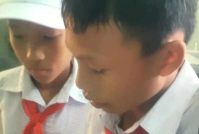 Nhặt được ví trên đường về nhà, học sinh bàn giao công an Nhặt được ví trên đường về nhà, học sinh bàn giao công an