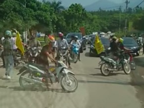 Dân mạng lại 'sục sôi' nhóm thanh niên tự ý chặn đường cho đoàn xe đi Dân mạng lại 'sục sôi' nhóm thanh niên tự ý chặn đường cho đoàn xe đi