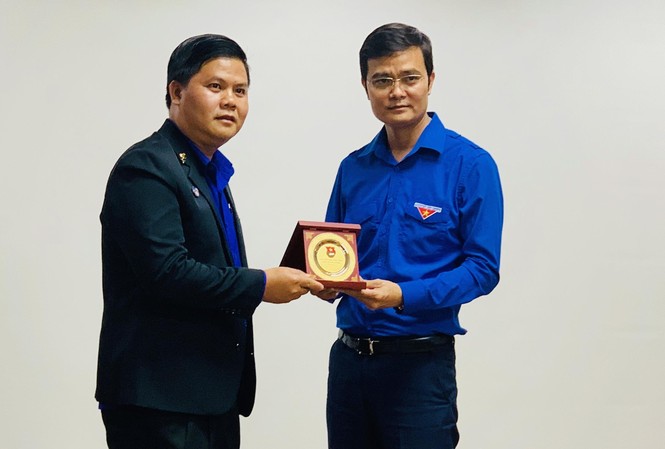 Bí thư T.Ư Đoàn tiếp đoàn học viên lớp bồi dưỡng cán bộ Đoàn thanh niên Lào Bí thư T.Ư Đoàn tiếp đoàn học viên lớp bồi dưỡng cán bộ Đoàn thanh niên Lào