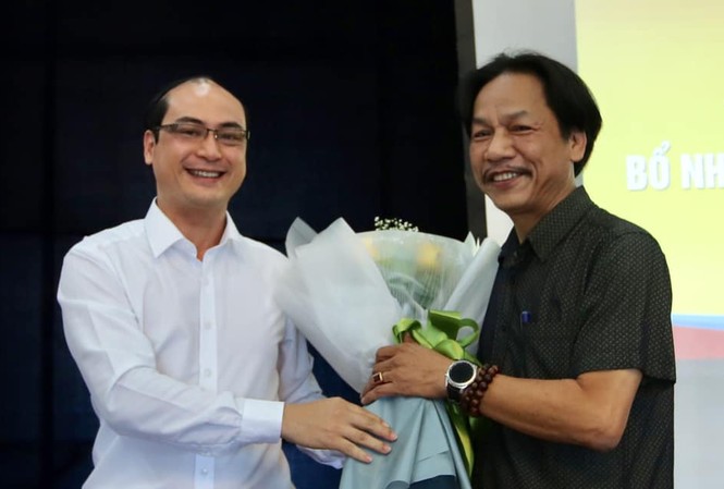 Báo Tiền Phong có thêm Phó Tổng Biên tập Đại diện lãnh đạo T.Ư Đoàn, Ủy viên Ban Thường vụ, Trưởng Ban Tuyên giáo T.Ư Đoàn Vũ Tiến Tiệp tặng hoa chúc mừng nhà báo Lê Minh Toản. Ảnh: Hoàng Mạnh Thắng