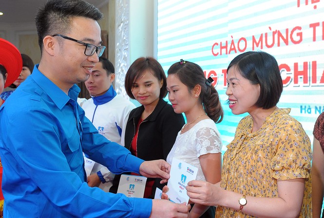 Chia sẻ cùng thầy cô trao tặng sổ tiết kiệm 63 giáo viên vùng cao Phó Chủ tịch thường trực T.Ư Hội LHTN Việt Nam Nguyễn Tường Lâm trao tặng Sổ tiết kiệm cho các thầy cô giáo.