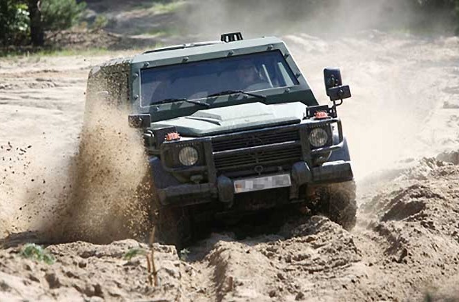Đi tuần tra với xe siêu sang Mercedes G-class Đi tuần tra với xe siêu sang Mercedes G-class