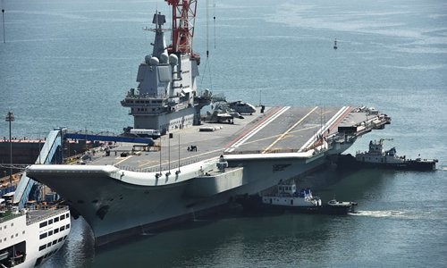 Tàu sân bay Trung Quốc tự đóng bắt đầu tập cất, hạ cánh tiêm kích trên hạm Có thể nhìn thấy vệt lốp đen mờ trên sàn tàu sân bay