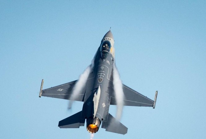 Mỹ có thể sớm tích hợp súng laser lên chiến đấu cơ Tiêm kích F-16 của Không quân Mỹ