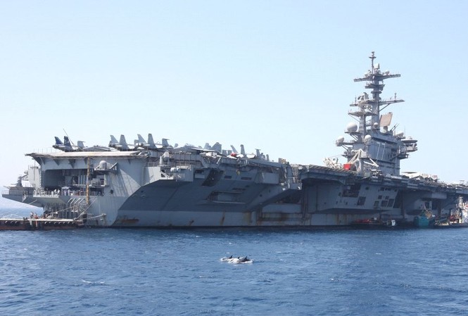 Mỹ, NATO lo bị do thám khi Trung Quốc điều hành cảng khắp nơi Tàu sân bay USS George H.W. Bush của Mỹ trong một lần cập cảng Haifa, Israel