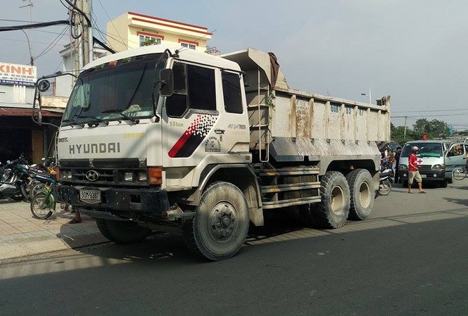 Va phải xe ben, người phụ nữ chết thảm Hiện trường vụ tai nạn