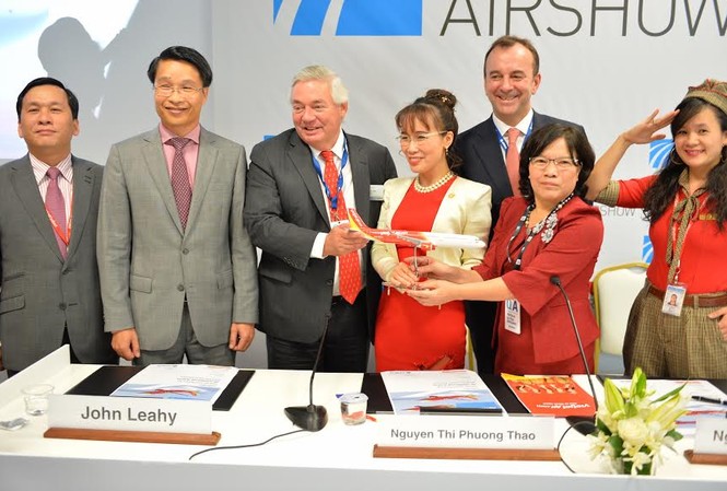 Vietjet chi 3,6 tỷ USD mua thêm 30 máy bay Airbus Lễ ký kết diễn ra tại Dubai Airshow 2015 dưới sự chứng kiến của Đại sứ Việt Nam tại Các tiểu Vương quốc Ả rập thống nhất và đại diện Vietjet và Airbus