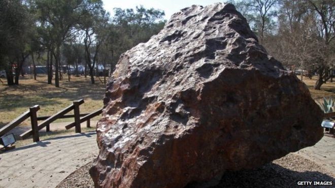 Rúng động vụ bắt giữ 2,5 tấn thiên thạch giấu trong nhà kho Mảnh thiên thạch khủng lồ ở Argentina