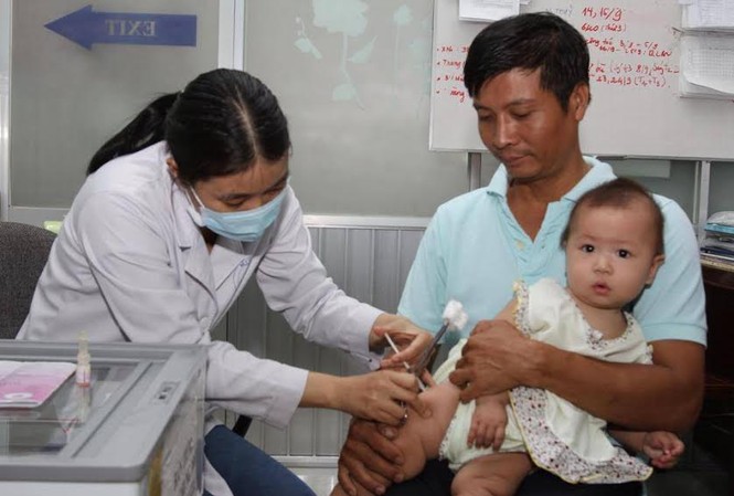 Cảnh báo dịch bệnh sốt xuất huyết tăng cao Phụ huynh chú ý đưa trẻ tiêm chủng đầy đủ, nhất là đang trong giai đoạn chuyển mùa, dịch bệnh diễn biến phức tạp. Ảnh: Quốc Ngọc