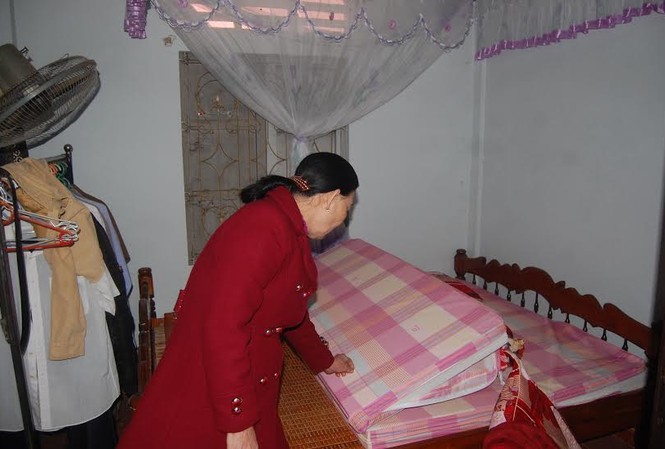 Bịt mặt xông vào nhà dân cướp vàng Nạn nhân Thủy và hiện trường xảy ra vụ cướp vàng, tiền táo tợn đêm 27/2. ẢNH: H.T