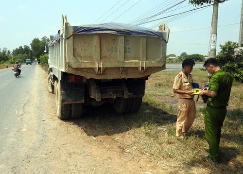 Rơ-moóc tuột khỏi xe ben, tông chết 2 người phụ nữ Xe ben gây tai nạn