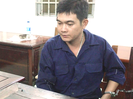 Tạm hoãn xét xử kẻ giết người yêu rồi vứt xác vào bụi chuối Đỗ Thanh Tuấn tại Cơ quan điều tra.