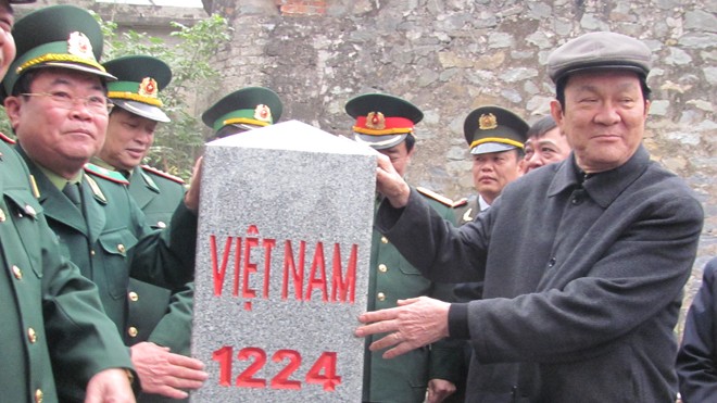 Giữ vững chủ quyền, hòa bình, hữu nghị Chủ tịch Trương Tấn Sang thăm cột mốc 1224. ảnh: Duy Chiến