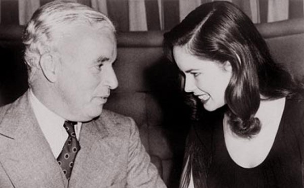 Đường tình trắc trở của vua hề Sác lô Vua hề Sác Lô (Charlie Chaplin) bên người vợ cuối - bà Oona O'Neill.