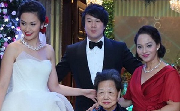 Thanh Bùi: Hai tiếng 'đại gia' lạ với tôi lắm! Thanh Bùi và vợ trong đám cưới vào cuối tháng 12. Ảnh: Nghĩa Lê