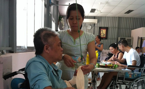 Đỏ mắt tìm ô sin ngày Tết Chăm nuôi bệnh nhân ở Bệnh viện điều dưỡng phục hồi chức năng TPHCM. ảnh: Lê Nguyễn