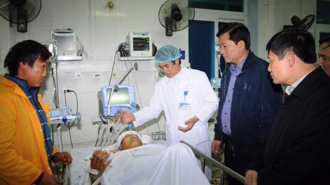 Bộ trưởng Đinh La Thăng trong thảm họa lật cầu Bộ trưởng Đinh La Thăng thăm hỏi nạn nhân vụ lật cầu