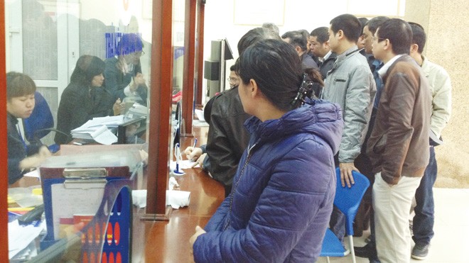 Xếp hàng làm thủ tục hành chính trước ngày Từ Liêm lên quận Ảnh chụp tại bộ phận “một cửa” của UBND huyện Từ Liêm ngày 18/3
