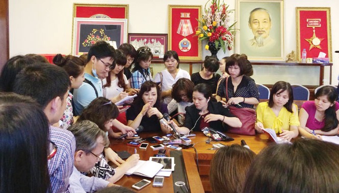 Bộ trưởng Y tế: Số ca tử vong vì sởi cao bất thường Bộ trưởng Y tế Nguyễn Thị Kim Tiến trong vòng vây của báo chí tại Bệnh viện Nhi T.Ư ngày 16/4. Ảnh: t.Hà