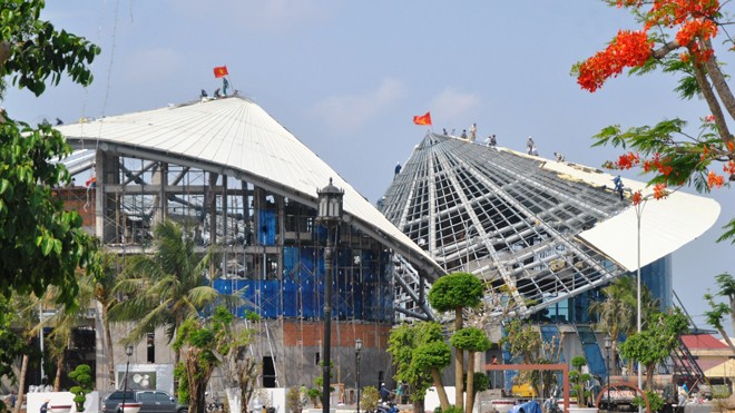 Bạc Liêu mở lòng Đờn ca tài tử Trung tâm Triển lãm nghệ thuật - Nhà hát Cao Văn Lầu đang hoàn thiện. Ảnh: Tiến Hưng - Lê Việt