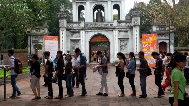Soi nghiêng văn hóa đọc Xếp hàng mua vé vào hội sách