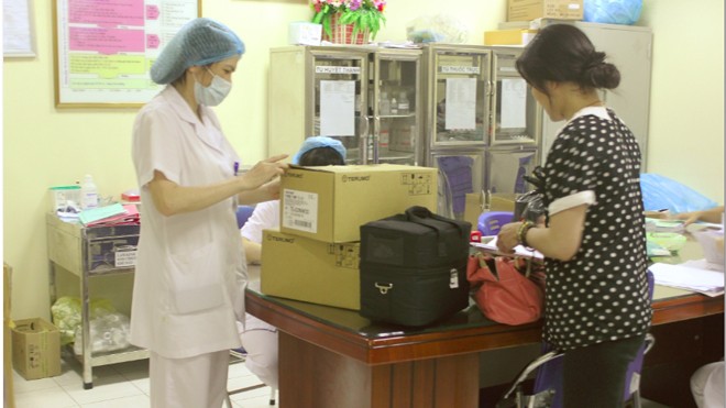 Cộng đồng mạng tặng máy thở cứu bệnh nhi sởi Điều dưỡng trưởng Khoa Truyền nhiễm (Bệnh viện Nhi T.Ư) nhận máy hỗ trợ thở từ nhóm chị Lê Lan