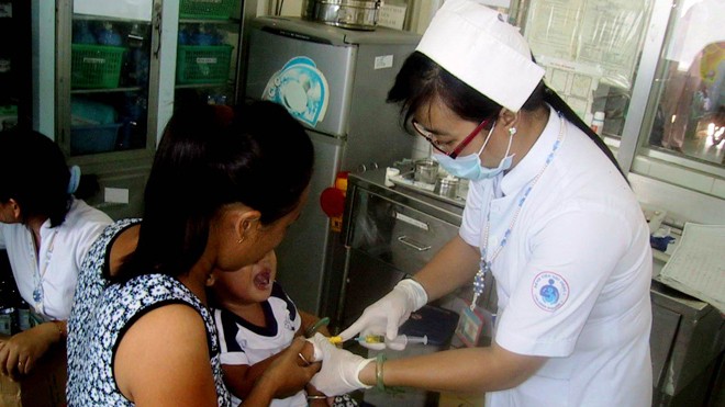 Nguồn vắc- xin sởi dịch vụ đã cạn TPHCM đã thông qua quyết định tiêm
vắc- xin cho trẻ từ 3-6 tuổi miễn phí. Ảnh: L.N