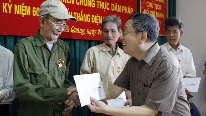 Trao quà cho cựu TNXP Điện Biên tại Tuyên Quang, Thái Nguyên Ông Lê Doãn Thăng - Giám đốc Cty Hastec trao quà cho cựu TNXP