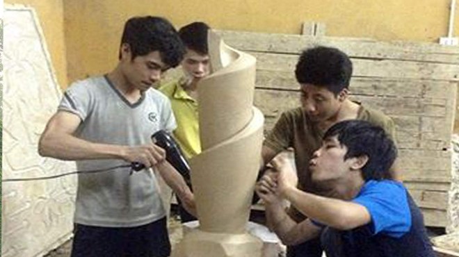 Người trẻ làm tượng từ đất linh Đồi A1 Nhóm tác giả sinh viên trường ĐH Mỹ thuật Công nghiệp Hà Nội thực hiện tác phẩm