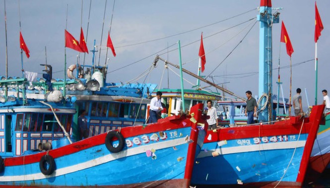 Ngư dân quyết bám biển, giữ vững ngư trường Tàu cá của ngư dân Lý Sơn chuẩn bị vươn khơi Hoàng Sa. Ảnh: Anh Thư
