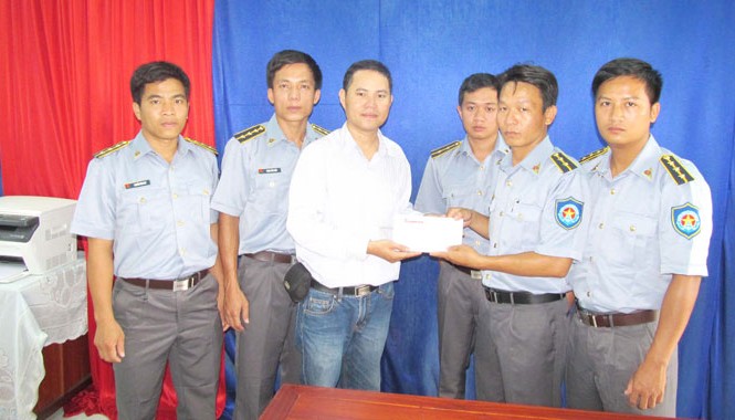 Kiểm ngư bị thương vẫn kiên cường bám trụ Hoàng Sa Báo Tiền Phong trao quà động viên tinh thần cho lực lượng kiểm ngư. Ảnh: Nam Cường