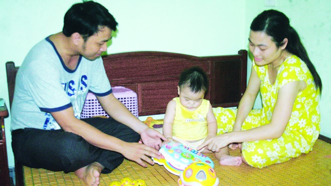 Hàng trăm giáo viên mất việc, trách nhiệm cơ quan chức năng đến đâu? Vợ chồng thầy giáo Nghiêm Đình Đạt một tháng nữa không biết nuôi con bằng nguồn thu nhập nào.