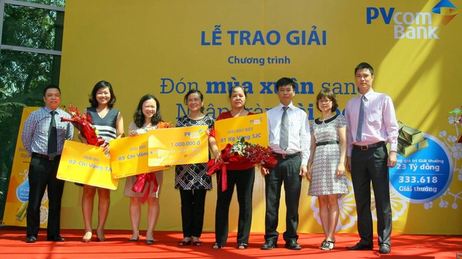 Một khách nữ trúng một 1kg vàng SJC9999 Ông Phạm Huy Tuyên - lãnh đạo Pvcombank cùng các KH may mắn trúng thưởng