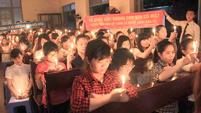 Thiên Chúa giáo, Phật giáo Việt Nam và quốc tế phản đối Trung Quốc Buổi thắp nến cầu nguyện cho ngư dân và chiến sỹ tại một thánh đường ở Hà Nội