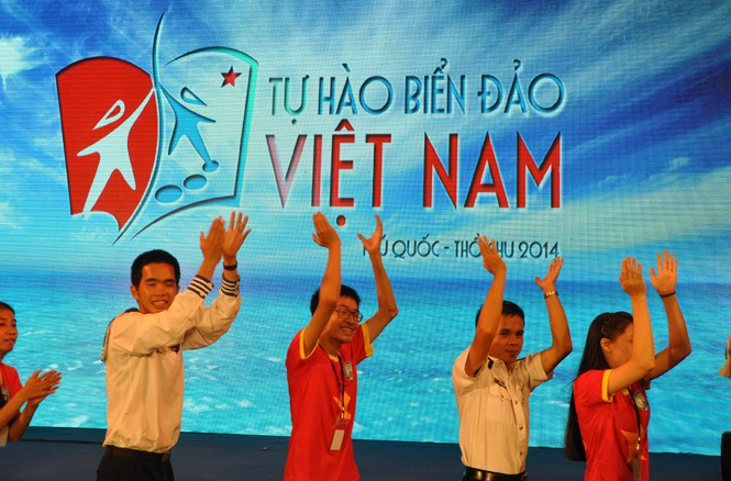 Sống có trách nhiệm để xây dựng và bảo vệ Tổ quốc Sinh viên tại lễ khai mạc chương trình với chủ đề Tự hào Việt Nam. Ảnh: Hồng Lĩnh