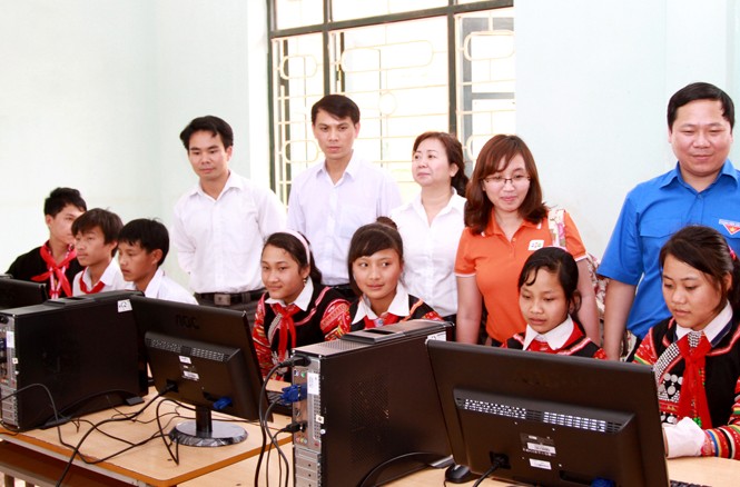 Ngược núi gieo chữ Thầy và trò trường THCS Dân tộc bán trú Chung Chải (Mường Nhé) có phòng máy tính phục vụ việc dạy và học