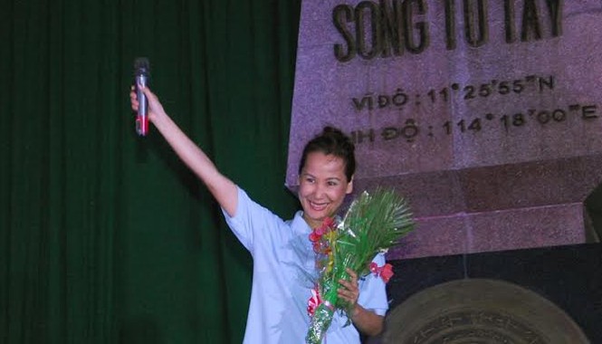 Giáng Son say đất Trường Sa Nhạc sĩ Giáng Son trong chuyến đi Trường Sa tháng 5/2013. Ảnh: Nhân vật cung cấp