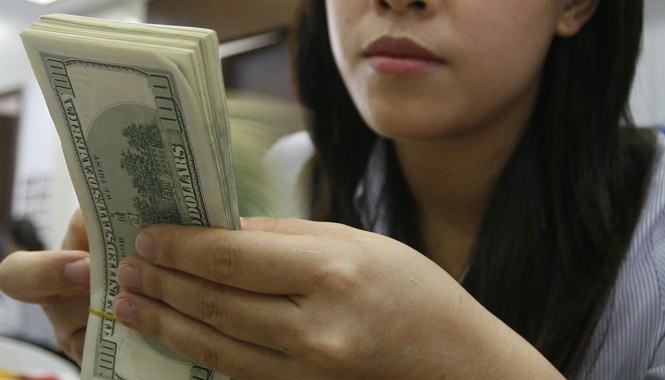 Điều chỉnh tỷ giá: Đổ dầu vào lửa?! Tỷ giá VNĐ/USD được dự kiến sẽ điều chỉnh 2% trong năm nay. Ảnh: Như Ý