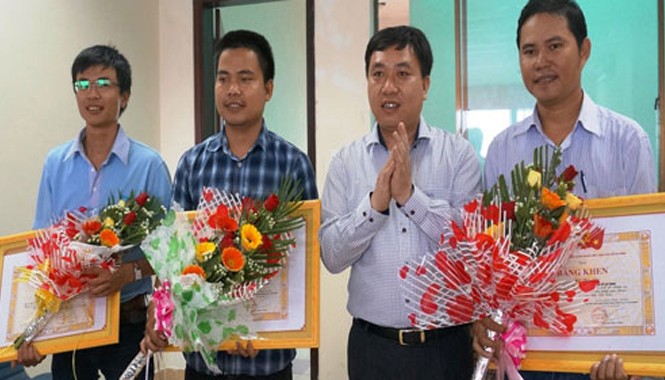 T.Ư Đoàn tặng bằng khen cho PV tác nghiệp tại điểm nóng Hoàng Sa Bí thư thường trực T.Ư Đoàn Nguyễn Mạnh Dũng trao tặng bằng khen cho các phóng viên. Ảnh: An Dy