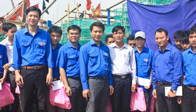 Đoàn khối các cơ quan Trung ương động viên ngư dân trẻ Đại diện Đoàn Thanh niên khối cơ quan Trung ương thăm,
tặng quà cho ngư dân trẻ ở Quảng Xương (Thanh Hóa).
Ảnh: Hoàng Lam